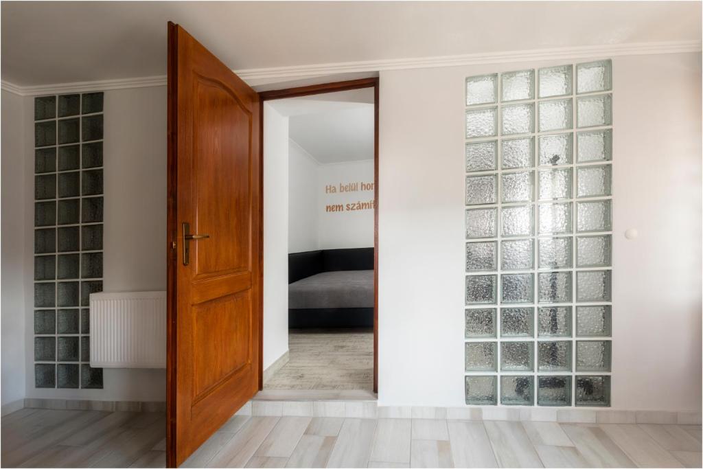 Postel nebo postele na pokoji v ubytování Róma Apartmanház