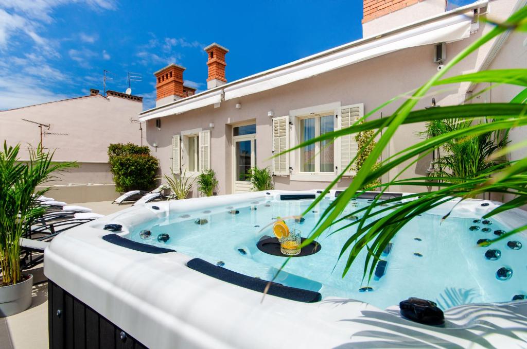 a hot tub on the back of a house at Villa Brandestini in Pula