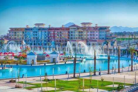 un complejo con una gran piscina con una fuente en Chalets in Porto Sharm - Families Only AN en Sharm El Sheikh