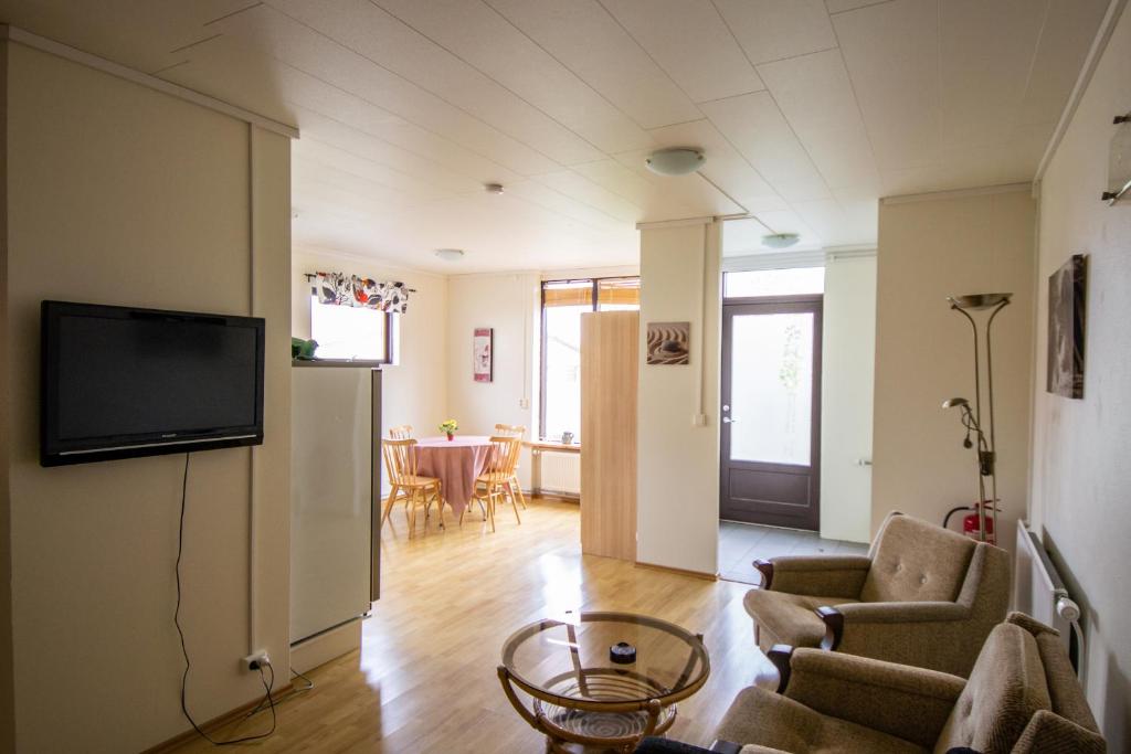 TV a/nebo společenská místnost v ubytování Saurbær Apartment
