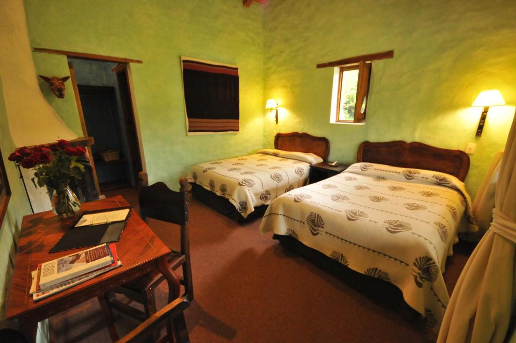 Postel nebo postele na pokoji v ubytování Las Palmeras Inn