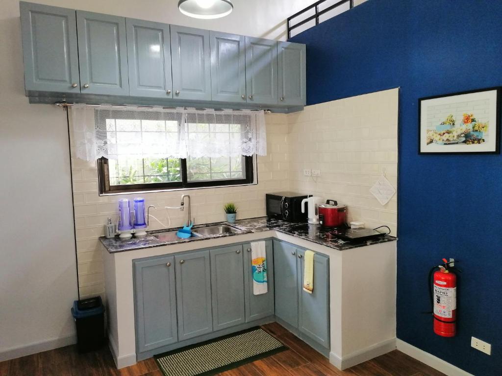 Kuchyň nebo kuchyňský kout v ubytování Blue Residence Tagaytay