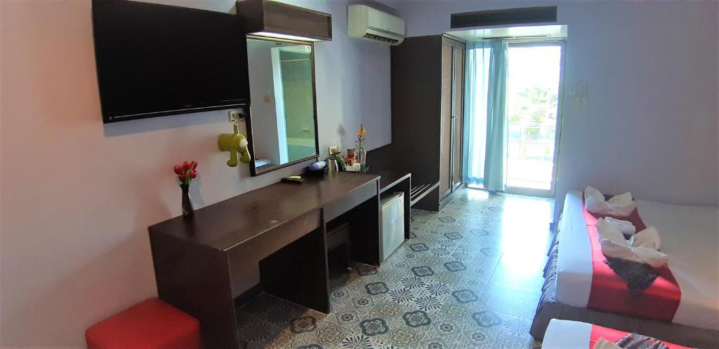 Uma TV ou centro de entretenimento em La Moon At Phuket - SHA Extra Plus