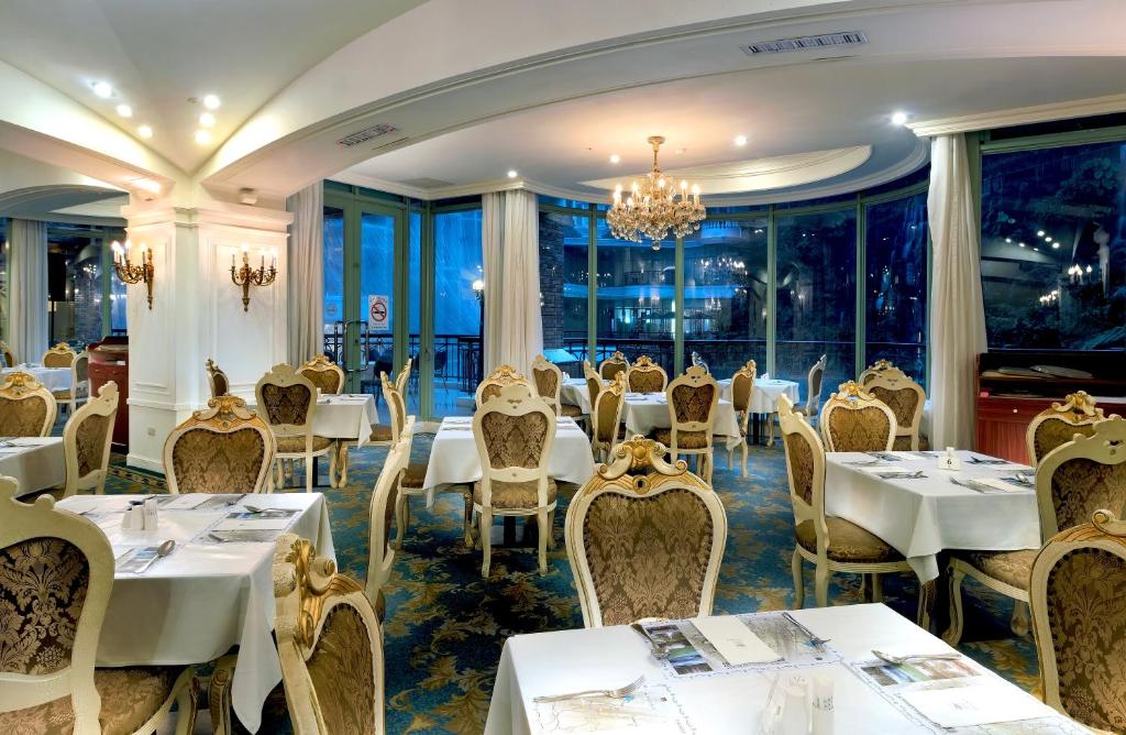 Restaurace v ubytování Le Midi Hotel Chitou