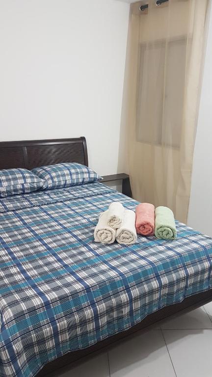 Una cama con toallas encima. en Seu AP 811 en Maceió