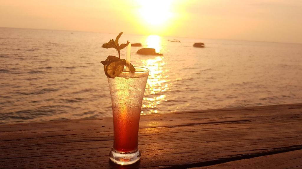 - une boisson sur la plage avec le coucher du soleil en arrière-plan dans l'établissement Free Beach Resort, à Duong Dong