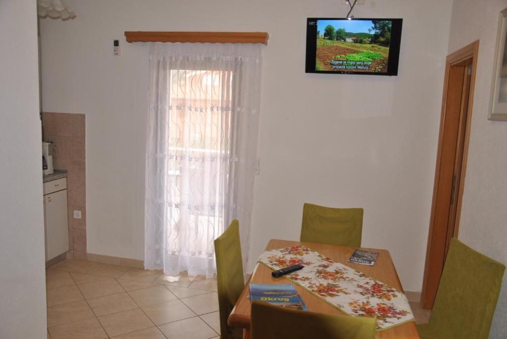 Televízia a/alebo spoločenská miestnosť v ubytovaní Apartments Villa Macola