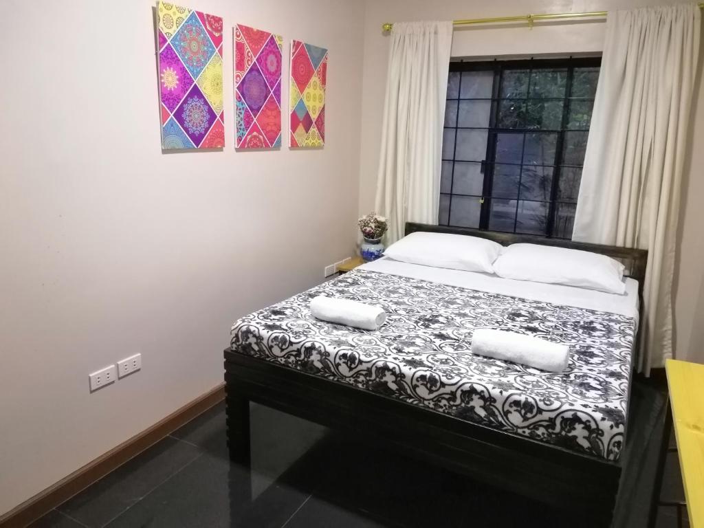Postel nebo postele na pokoji v ubytování Blue Residence Tagaytay