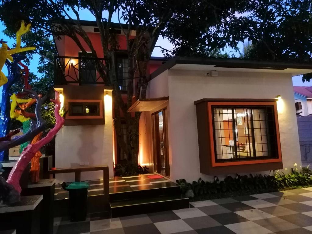 Blue Residence Tagaytay في تاجيتاي: منزل أمامه شجرة