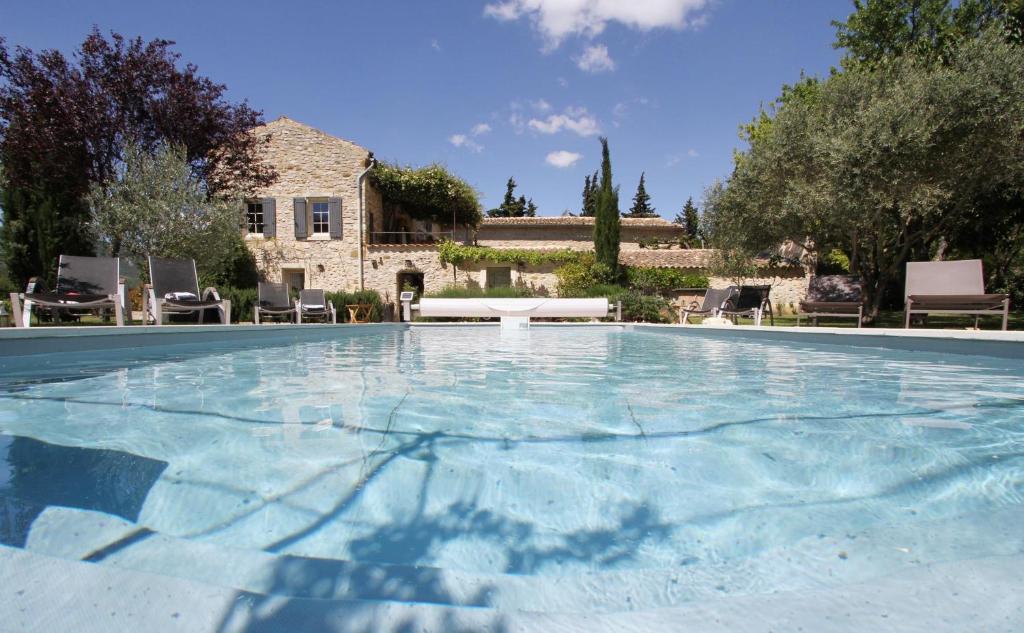 una gran piscina frente a una casa en Le Mas du Père Jean, en Roche-Saint-Secret
