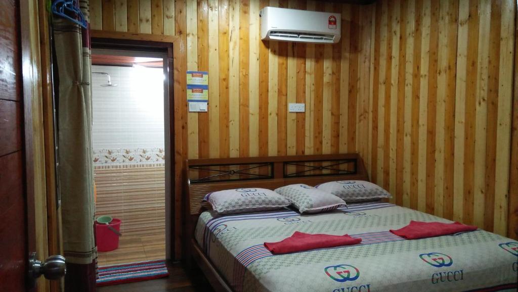 En eller flere senge i et værelse på Challet Chengal