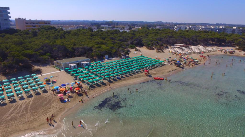 una vista aerea su una spiaggia con ombrelloni e sedie di Affittacamere Lido Rivabella a Gallipoli