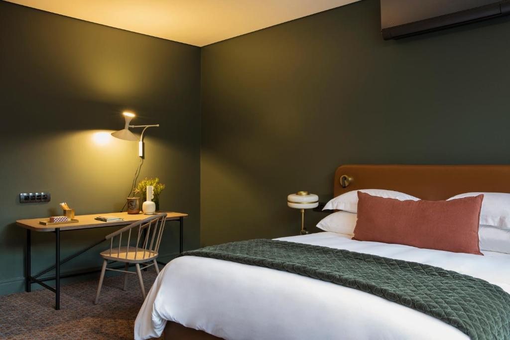 Postel nebo postele na pokoji v ubytování Home Suite Hotels Rosebank