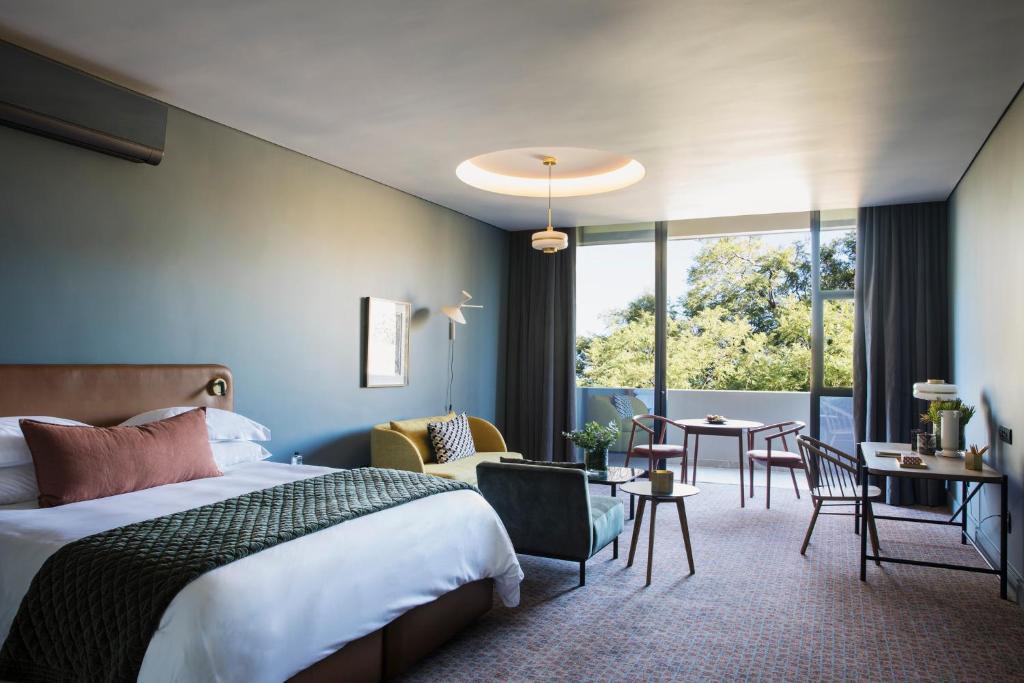 Postel nebo postele na pokoji v ubytování Home Suite Hotels Rosebank