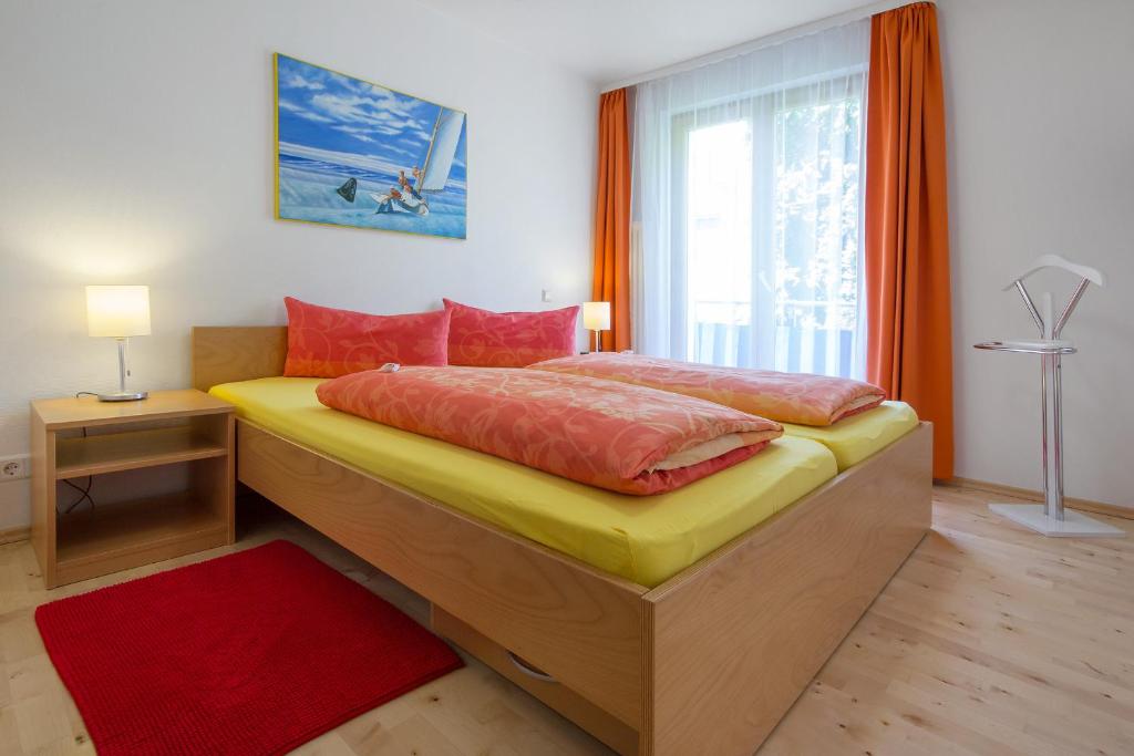 ein Schlafzimmer mit einem großen Bett und einem Fenster in der Unterkunft Apart Hotel Stadtgarten in Überlingen