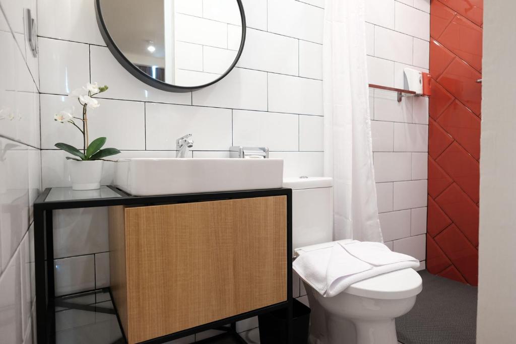 ジャカルタにあるRedDoorz Plus @ Thamrinの洗面台とトイレ付きのバスルーム