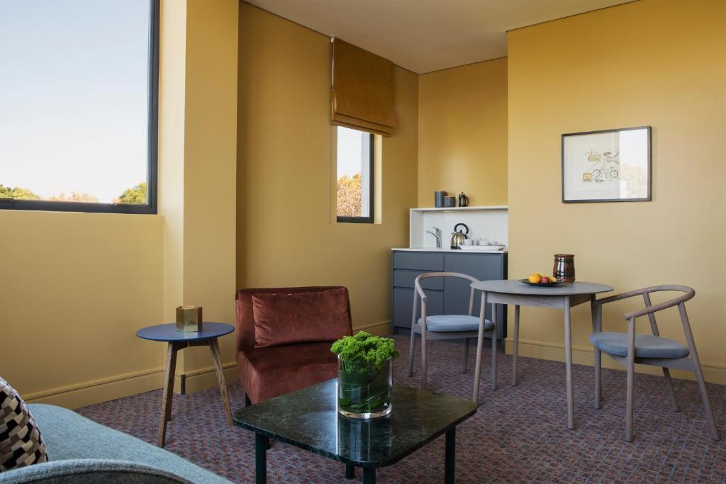 Posezení v ubytování Home Suite Hotels Rosebank