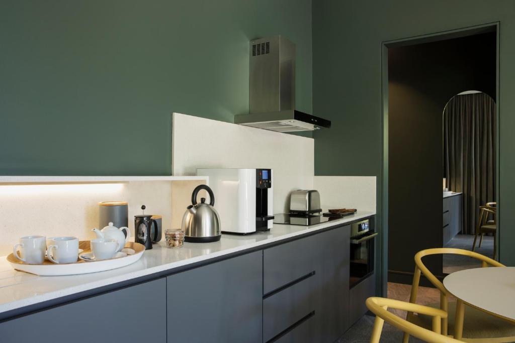 Kuchyň nebo kuchyňský kout v ubytování Home Suite Hotels Rosebank