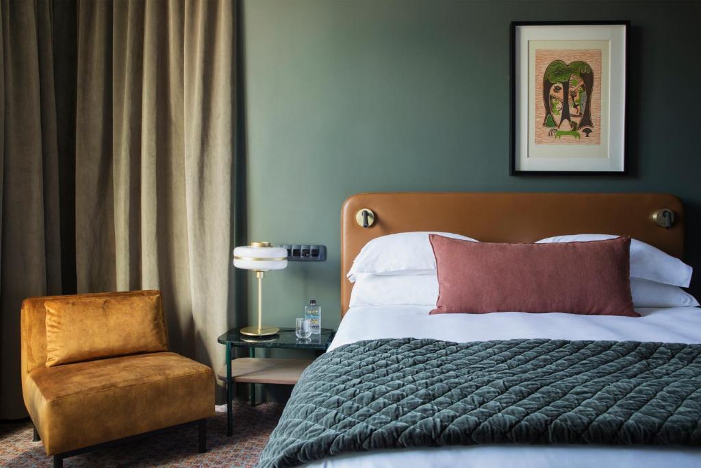 Postel nebo postele na pokoji v ubytování Home Suite Hotels Rosebank