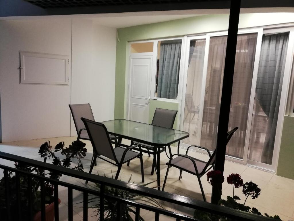 Balkón nebo terasa v ubytování JK's GUESTHOUSE KARDAMAINA