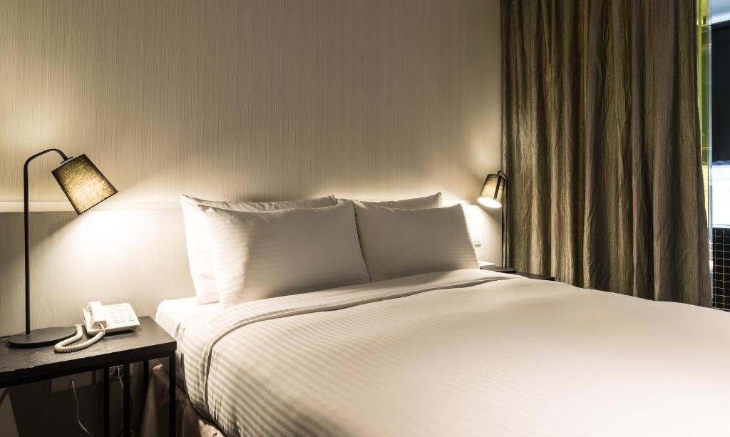Postel nebo postele na pokoji v ubytování Vendome East Inn
