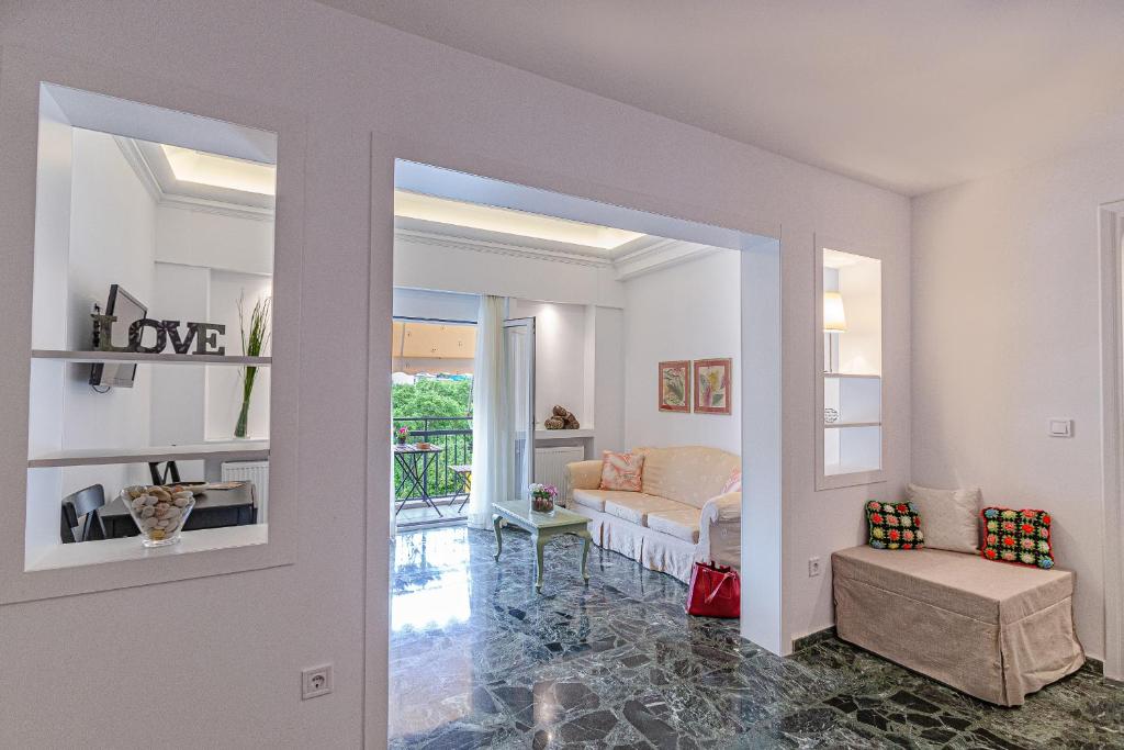 een woonkamer met een bank en een tafel bij Marveco Apartment in Athene