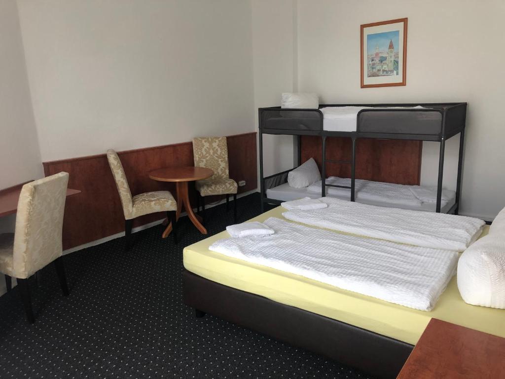 Postel nebo postele na pokoji v ubytování Hotel-Pension Adamshof