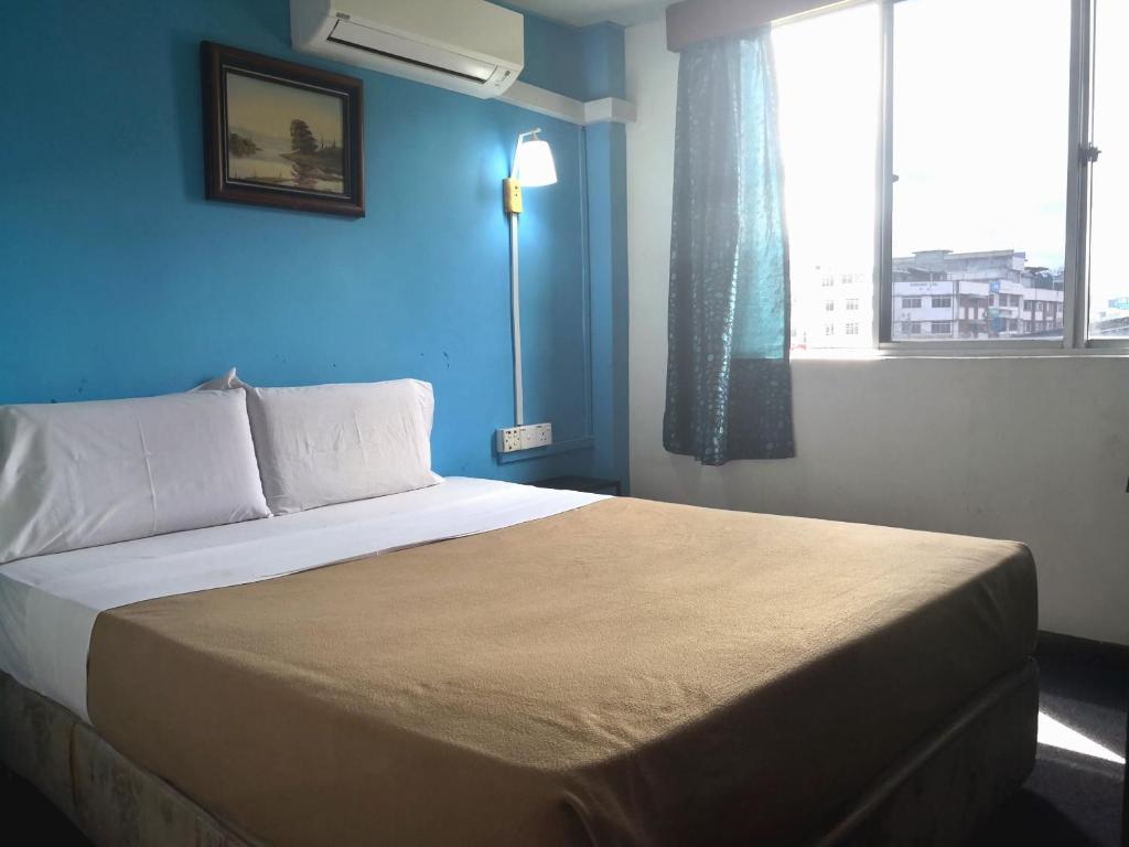 Postel nebo postele na pokoji v ubytování HOTEL SERI KOTA SATU