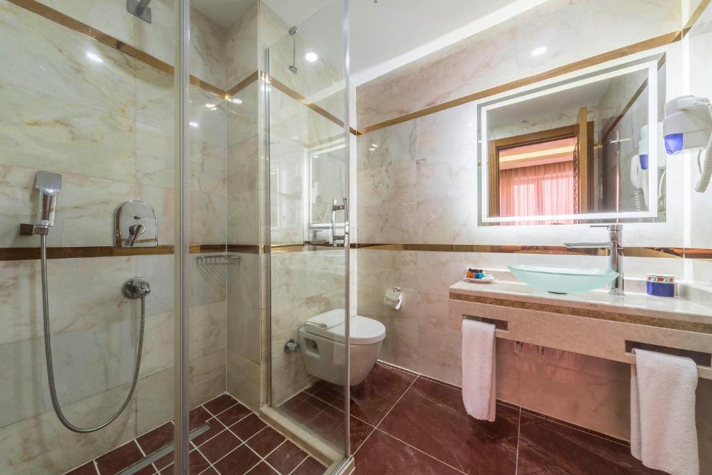 A bathroom at Lalinn Hotel