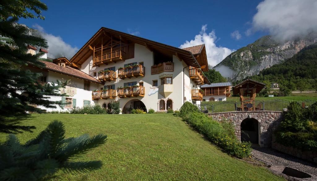 Nespecifikovaný výhled na hory nebo výhled na hory při pohledu z hotelu