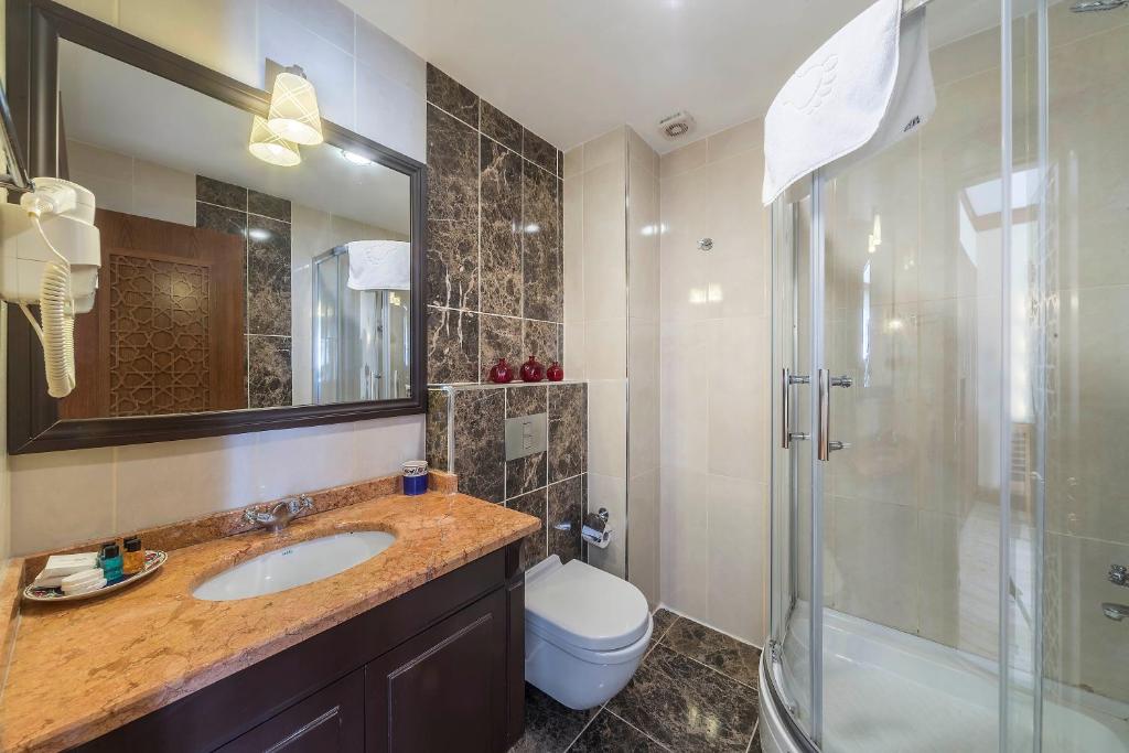 A bathroom at Lalinn Hotel