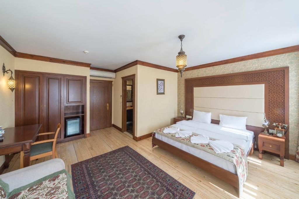 A bed or beds in a room at Lalinn Hotel
