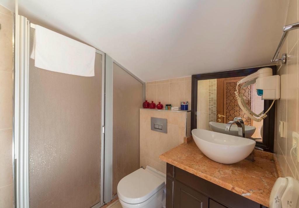 A bathroom at Lalinn Hotel