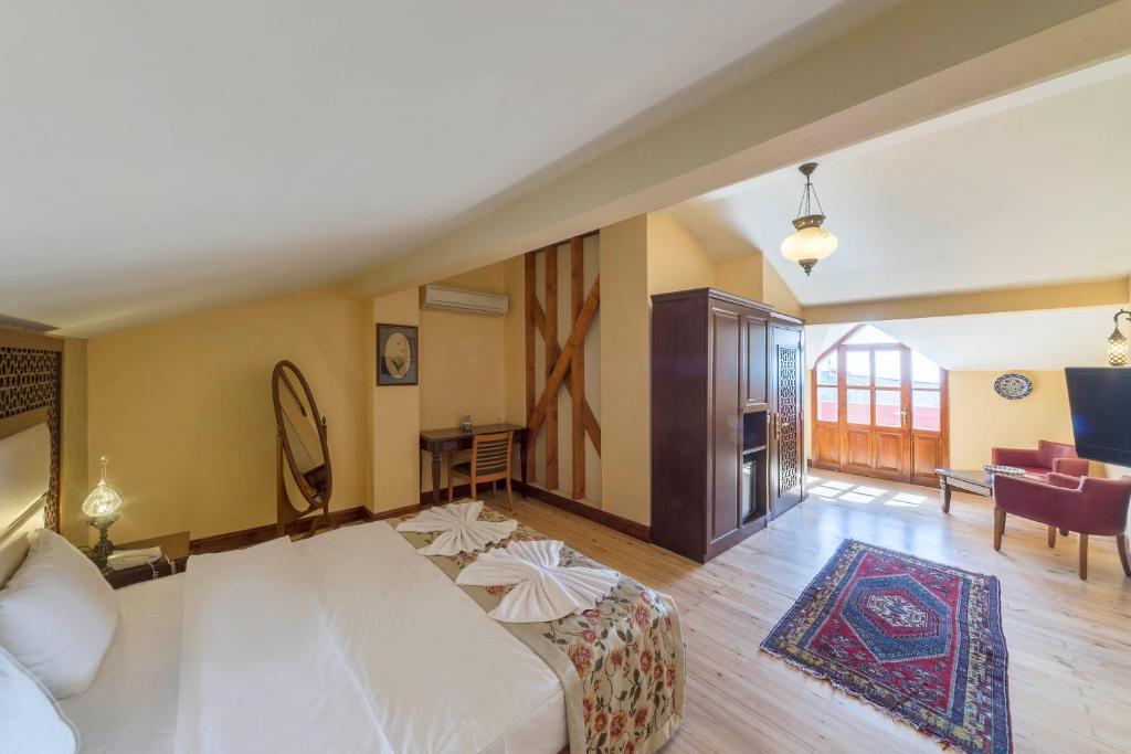A bed or beds in a room at Lalinn Hotel