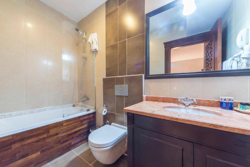 A bathroom at Lalinn Hotel