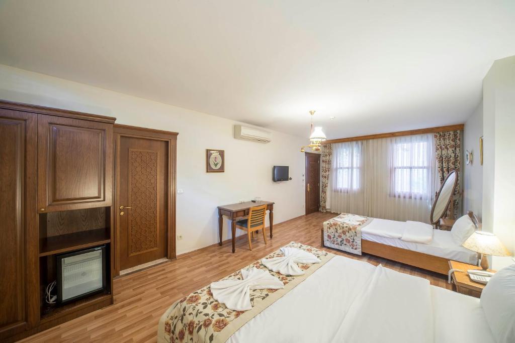 A bed or beds in a room at Lalinn Hotel