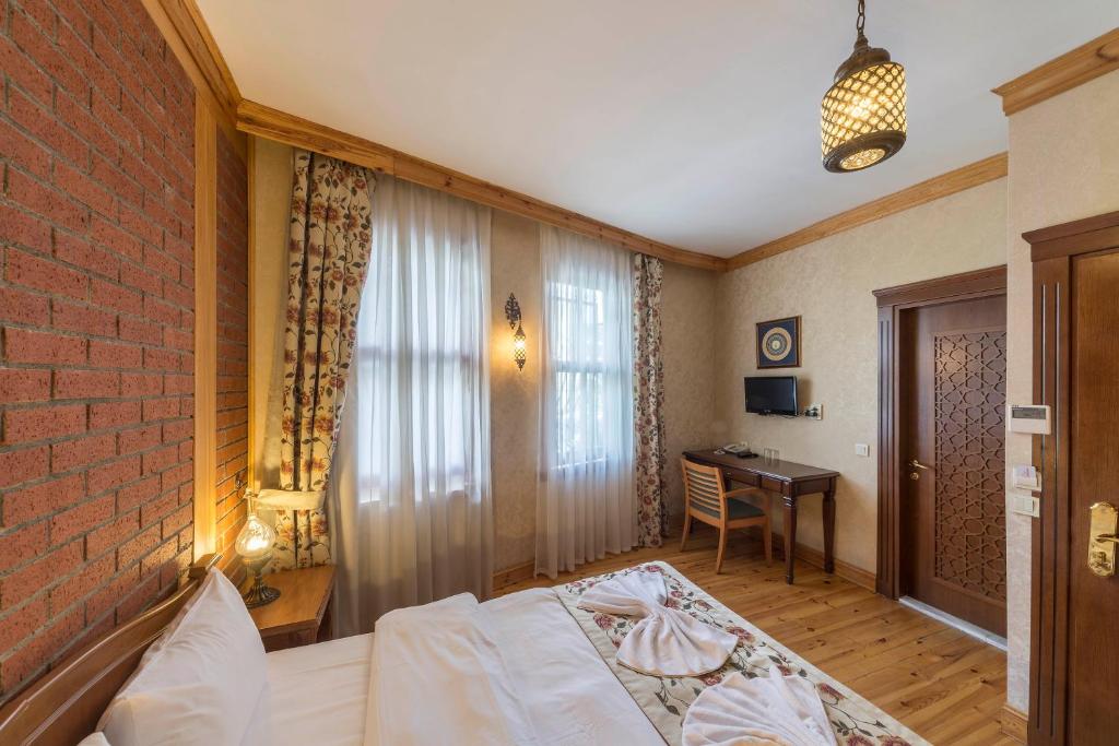A bed or beds in a room at Lalinn Hotel