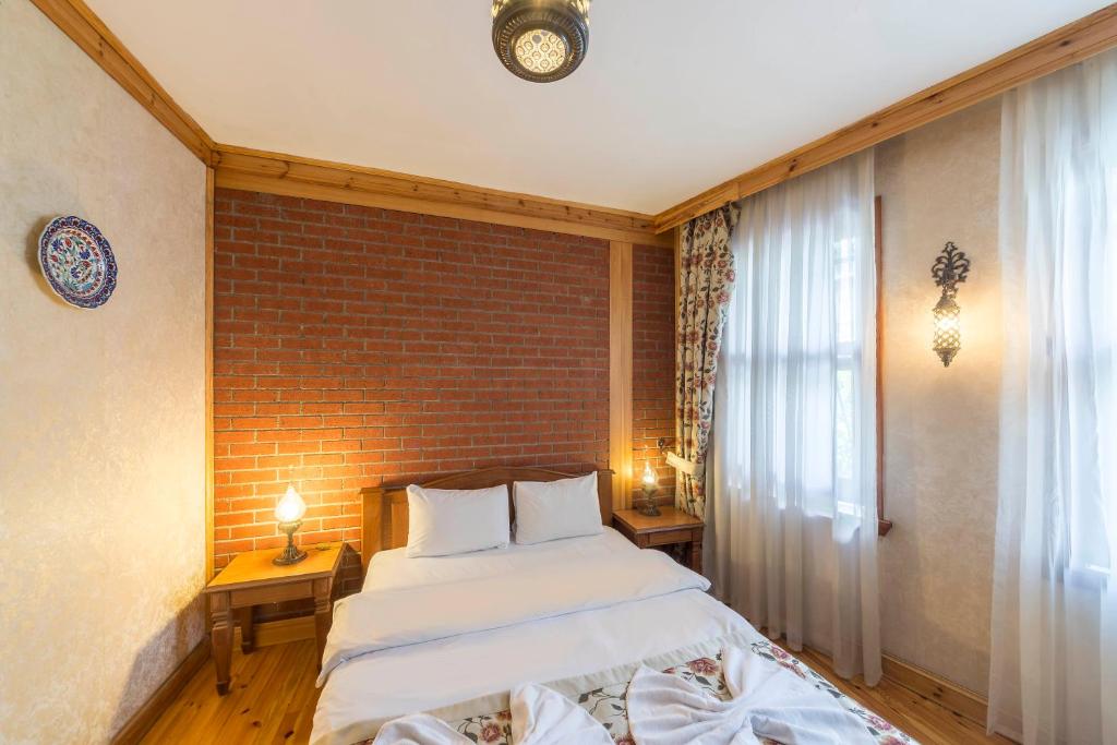 A bed or beds in a room at Lalinn Hotel