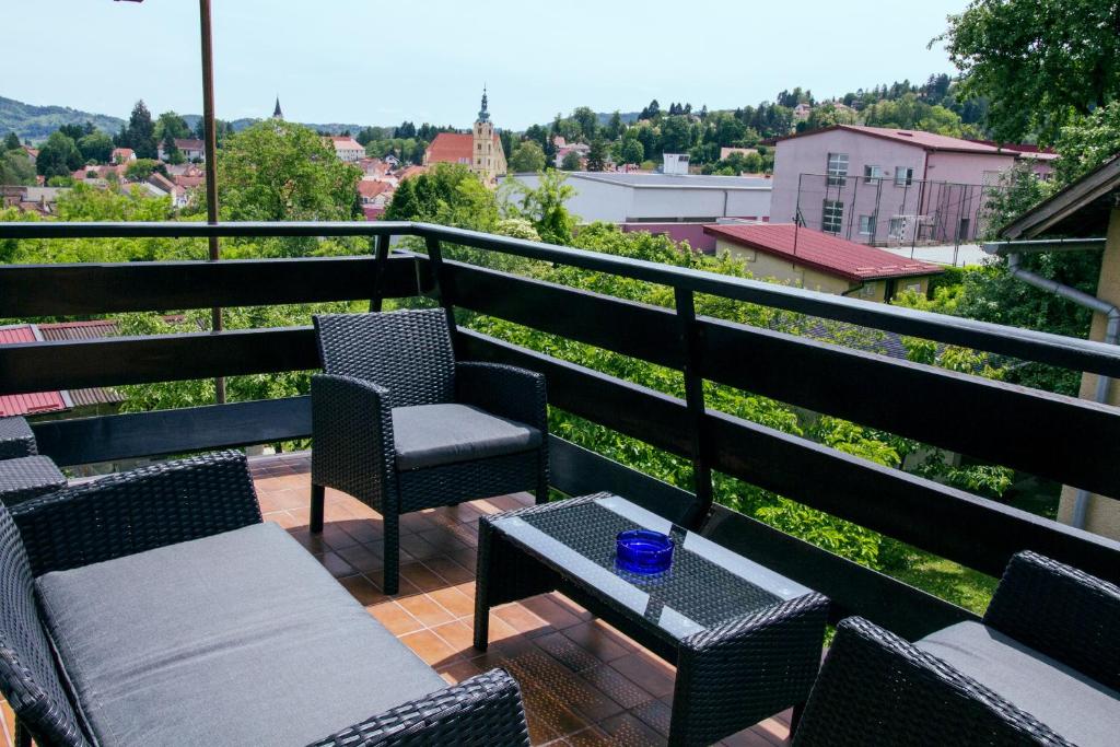 einen Balkon mit Stühlen und einem Tisch mit Aussicht in der Unterkunft Apartment Bišćan Samobor in Samobor