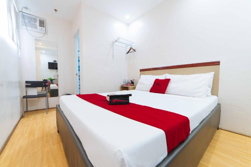 Postel nebo postele na pokoji v ubytování RedDoorz Plus near SM Lanang Davao