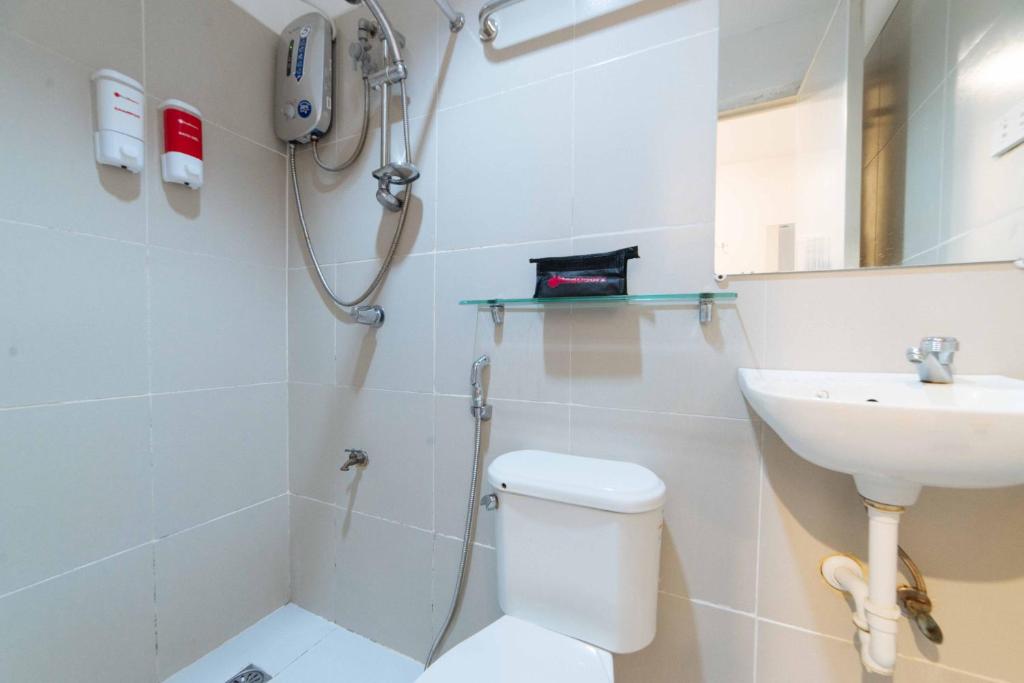 Koupelna v ubytování RedDoorz Plus near SM Lanang Davao