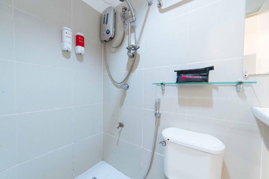 Koupelna v ubytování RedDoorz Plus near SM Lanang Davao