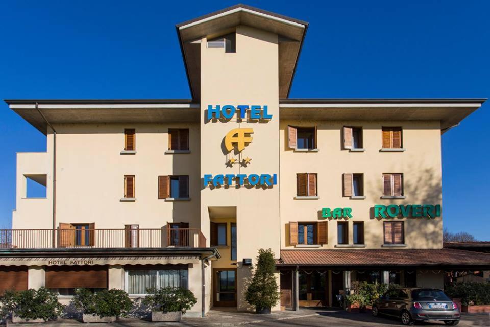 un hôtel avec un panneau sur son côté dans l'établissement Hotel Fattori, à Bologne