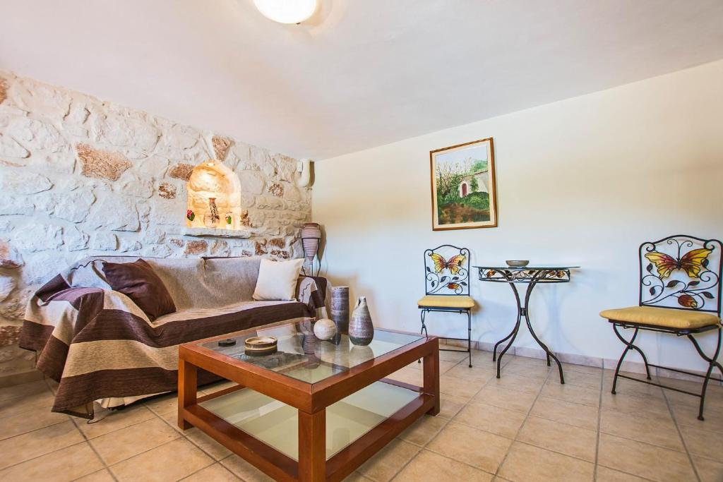 A seating area at The Vivian - Luxury Stone Villa