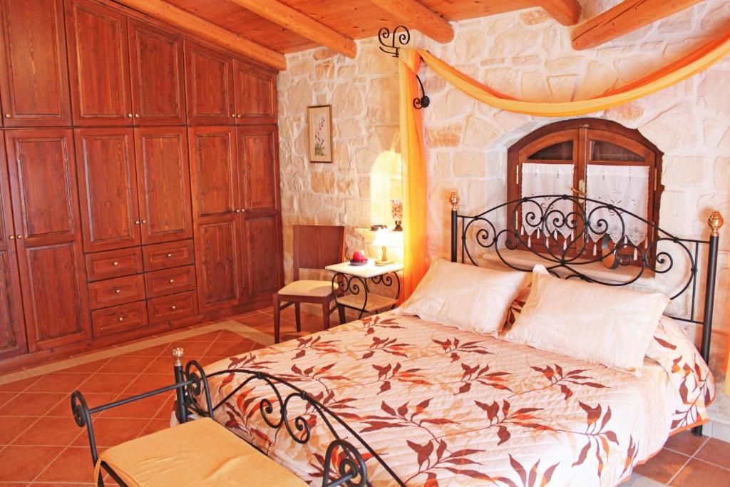 A bed or beds in a room at The Vivian - Luxury Stone Villa