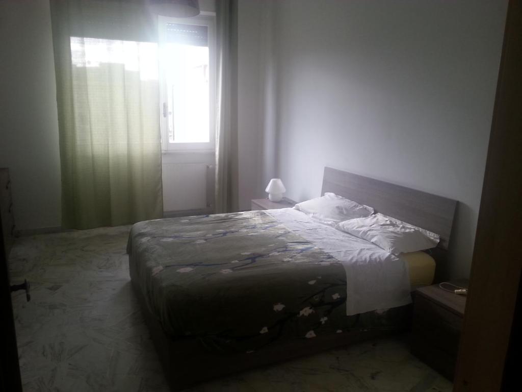 Bett in einem Zimmer mit einem Fenster und einem Bett sidx sidx sidx sidx in der Unterkunft Vittoria_Albissola in Albissola Marina