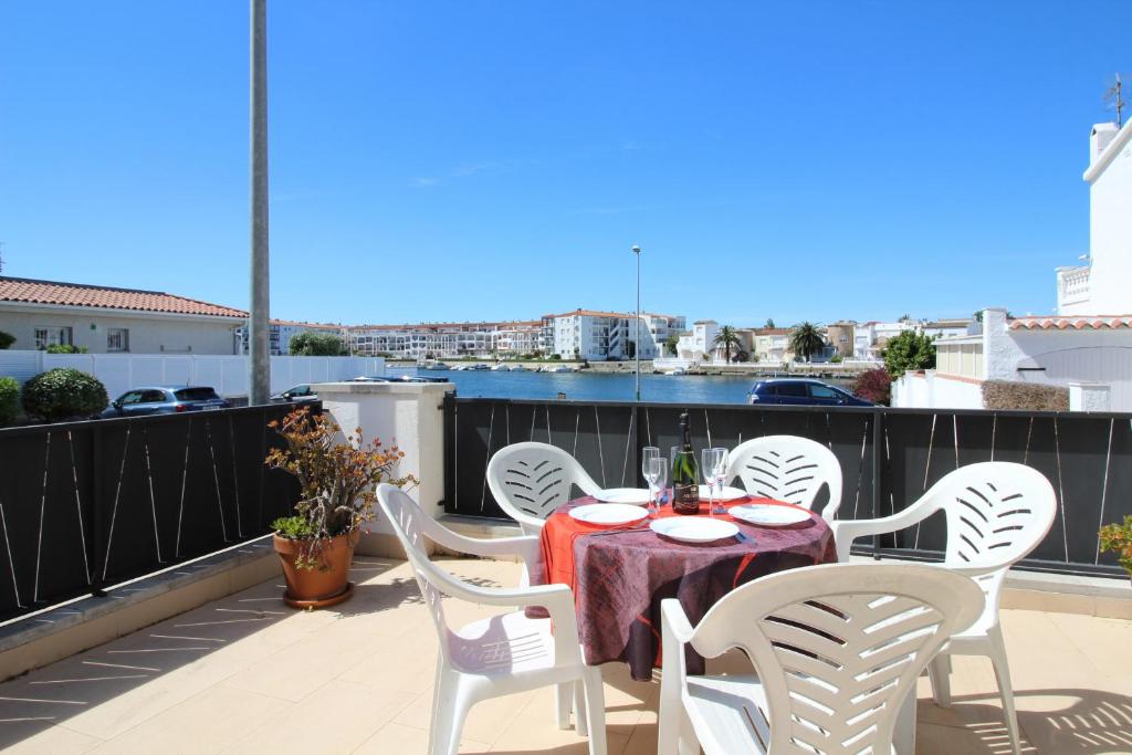 Balkón alebo terasa v ubytovaní Apart-rent Casa con piscina Sant Maurici 0191