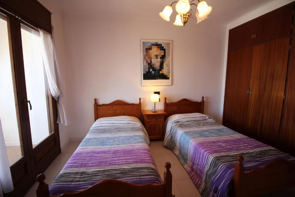 Posteľ alebo postele v izbe v ubytovaní Apart-rent Casa con piscina Sant Maurici 0191