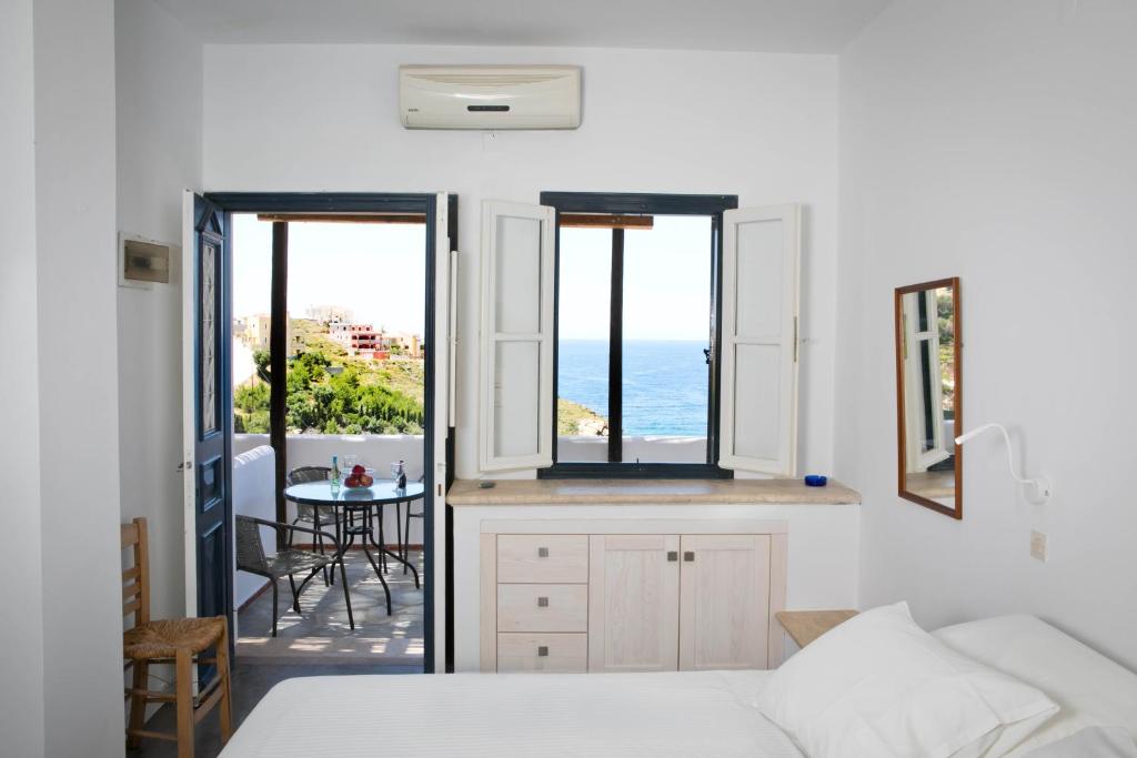 Кровать или кровати в номере Blue Dawn Kalymnos