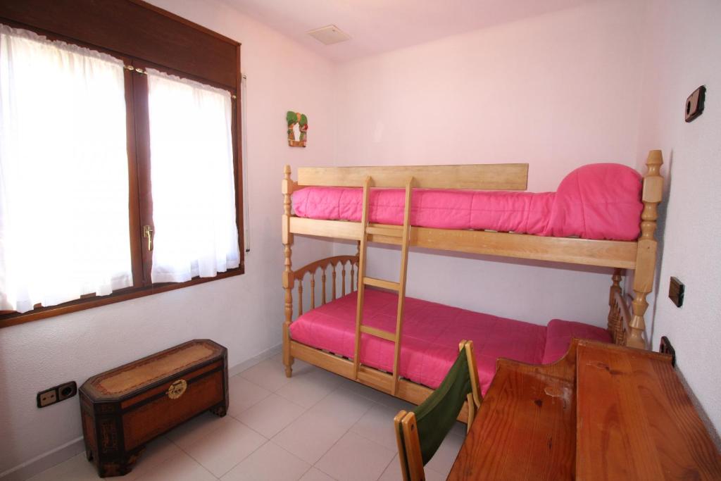 Posteľ alebo postele v izbe v ubytovaní Apart-rent Casa con piscina Sant Maurici 0191